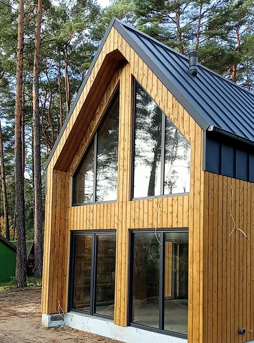 domek z&nbsp;przeszklonym frontem