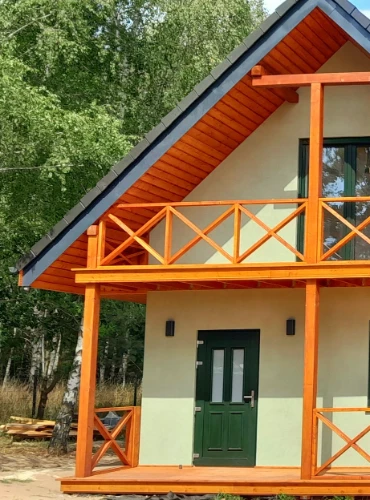 dom ze szklaną ścianą